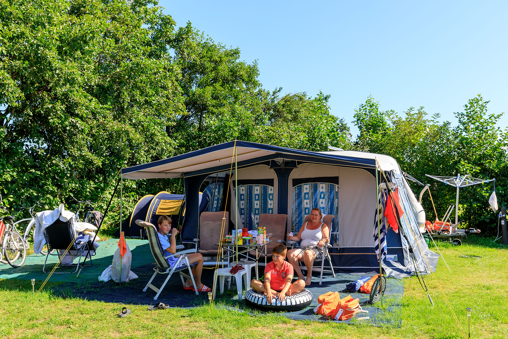 Geräumige Stellplätze Auf Dem Campingplatz Tempelhof Nahe Dem Meer ...